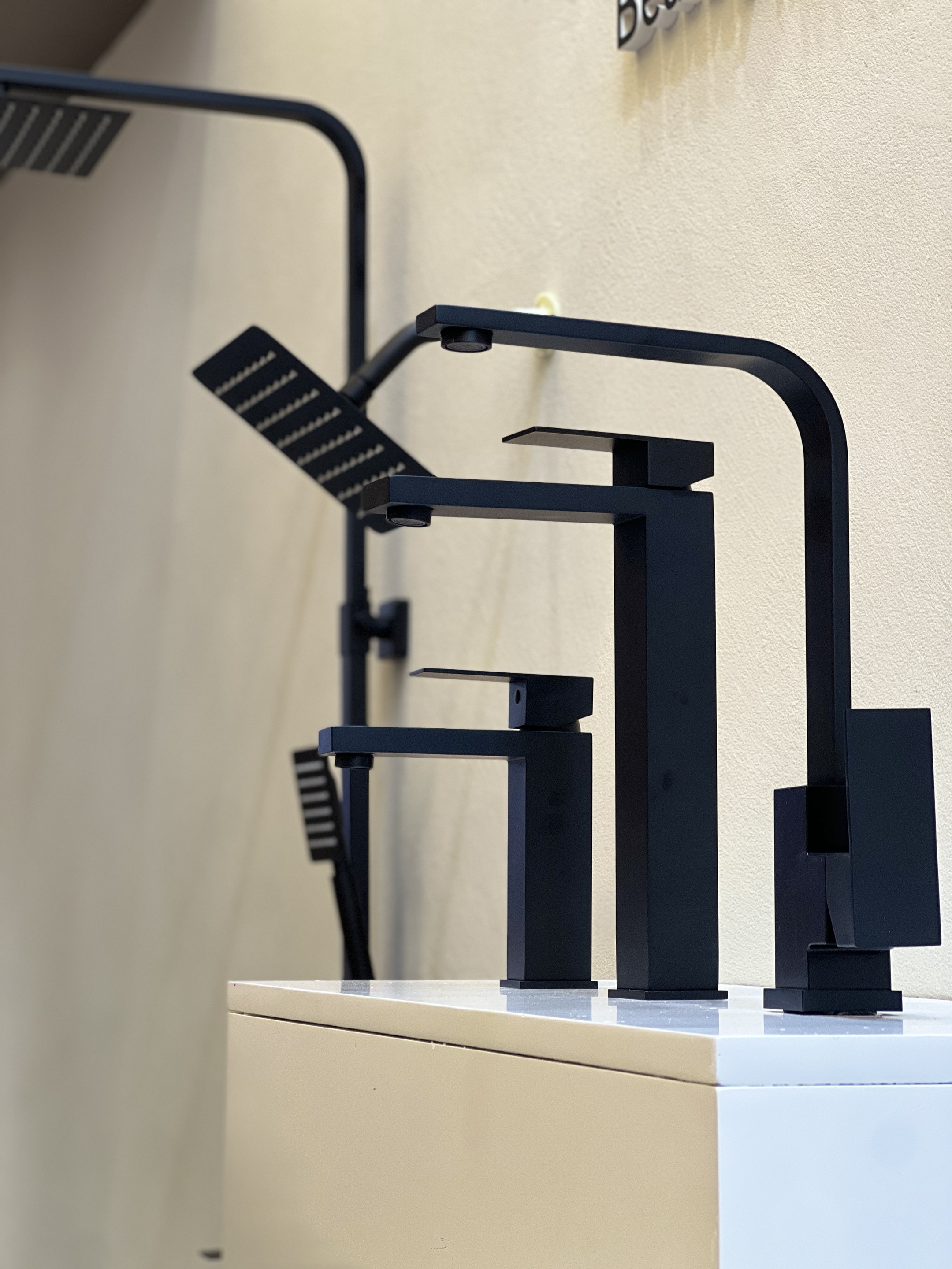 grifo de ba&ntilde;o negro