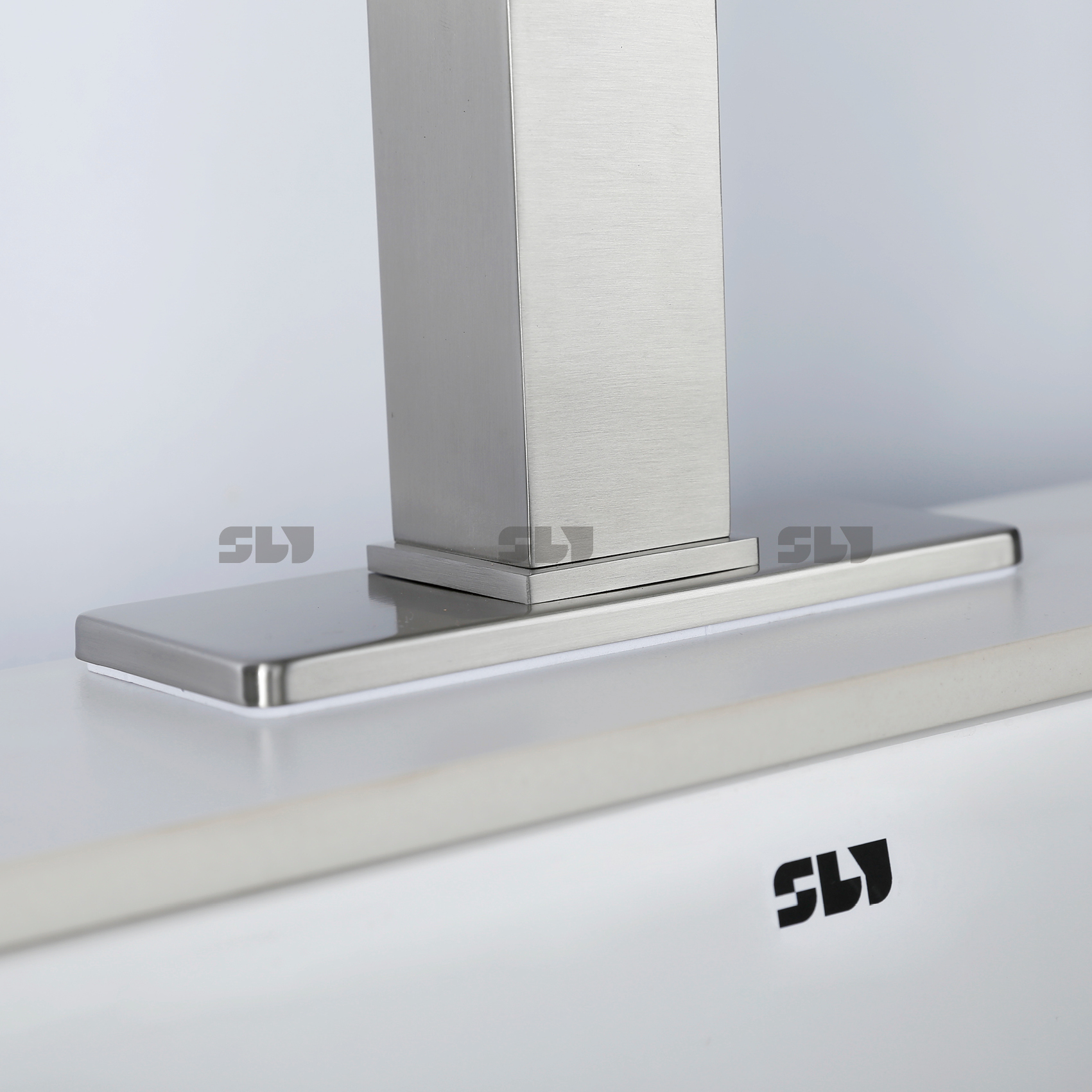 Grifos de ba&ntilde;o de un orificio central de acero inoxidable