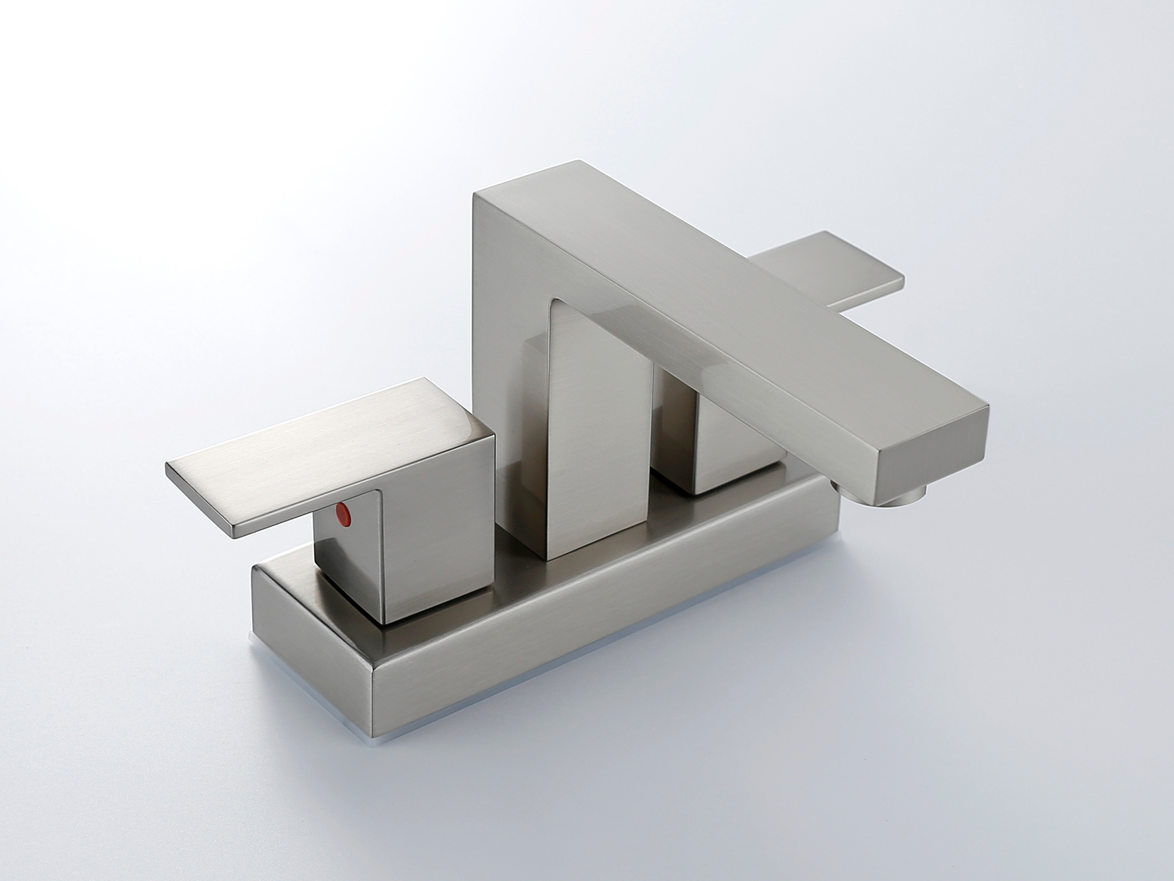 grifo de ba&ntilde;o montado en la pared