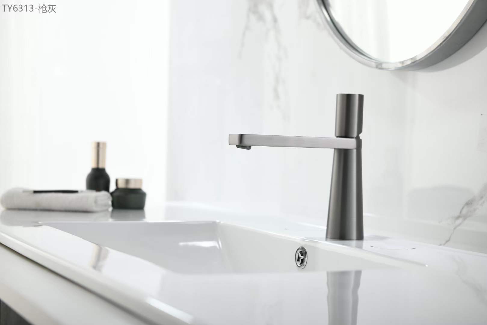 grifo de lat&oacute;n antiguo