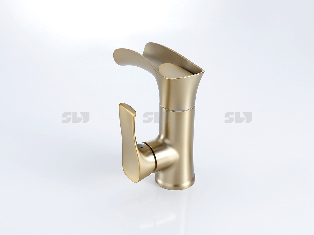 Grifo de ba&ntilde;o central de 5 pulgadas.