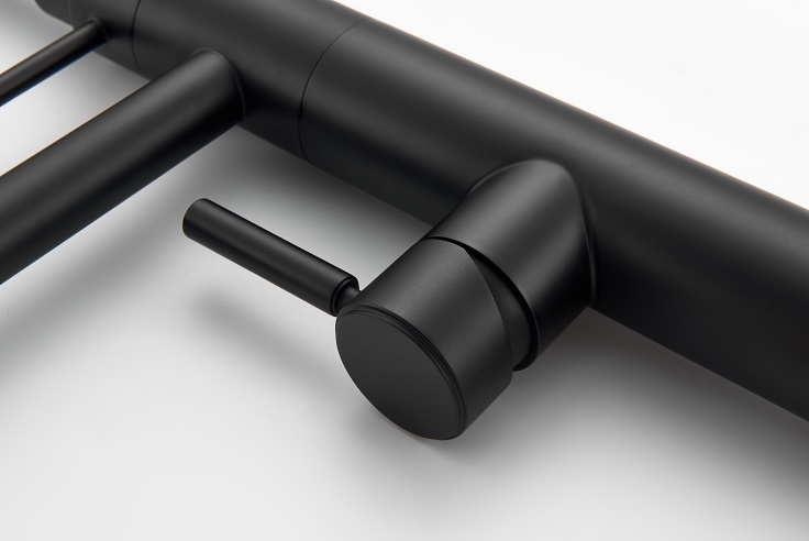 grifo de cocina negro con rociador