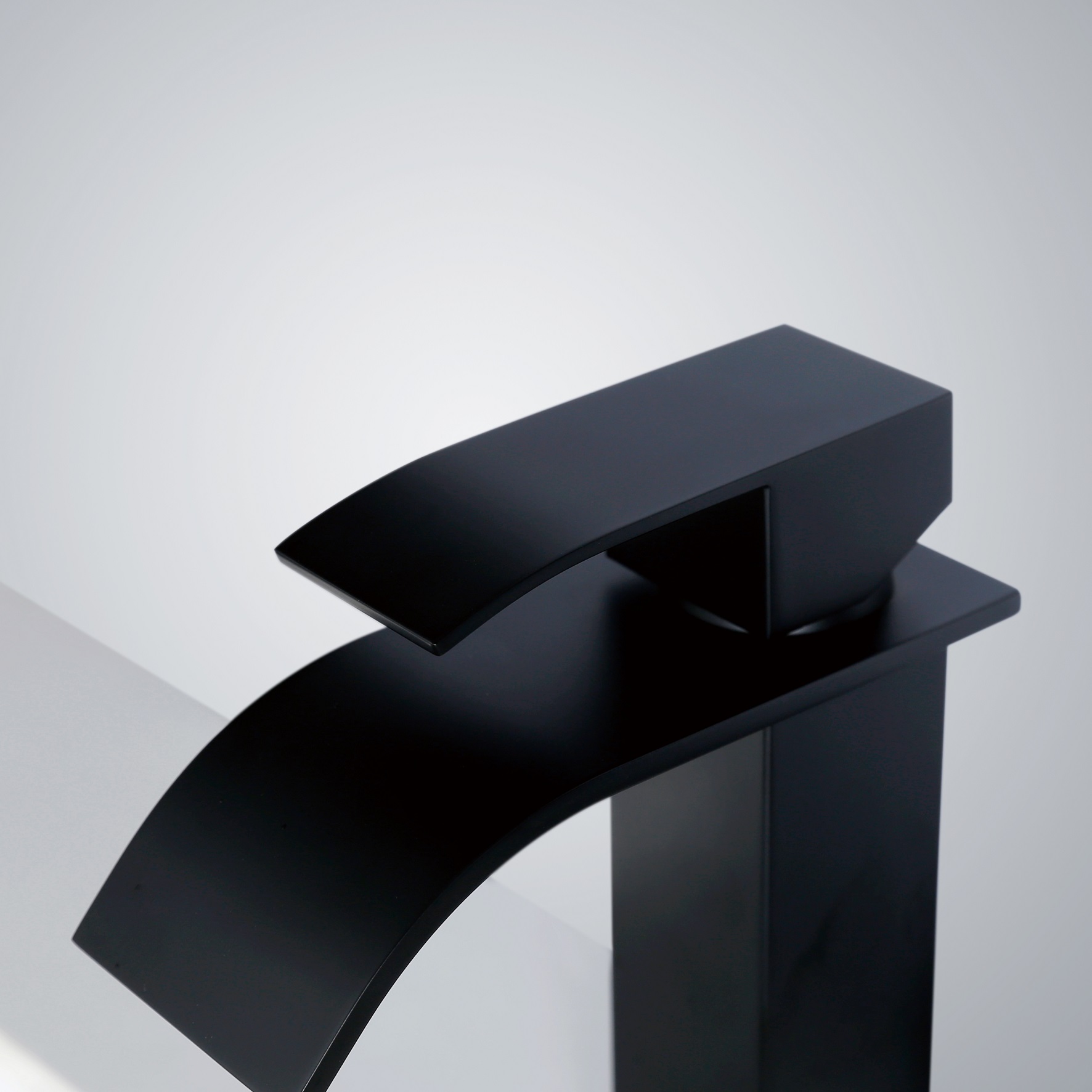 Sly Matte Black Waterfall Spout Baño de baño Mango individual Tocador de tocador de baño grifo