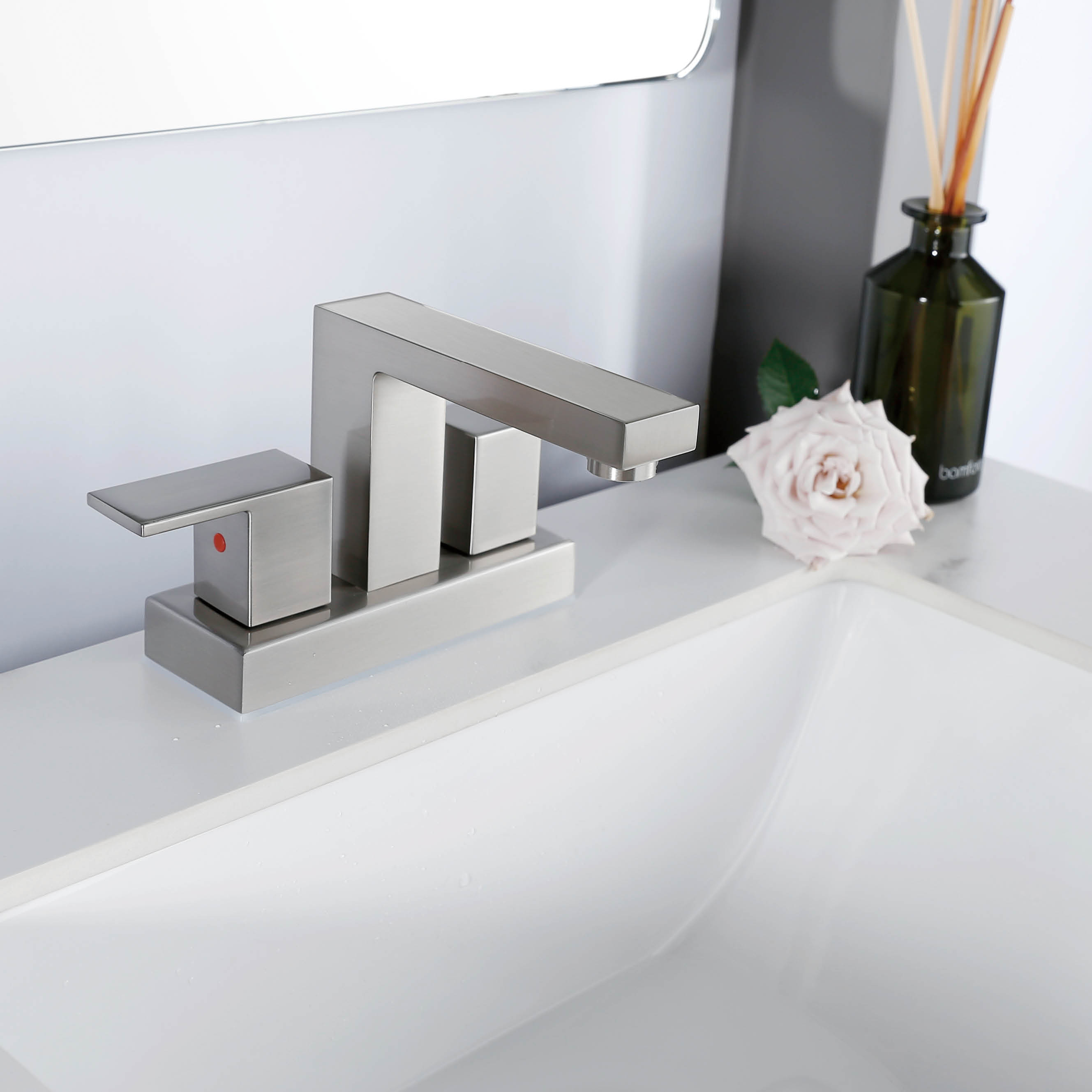 Grifo central de doble manija de diseño clásico recién llegados de SLY para el baño del hogar