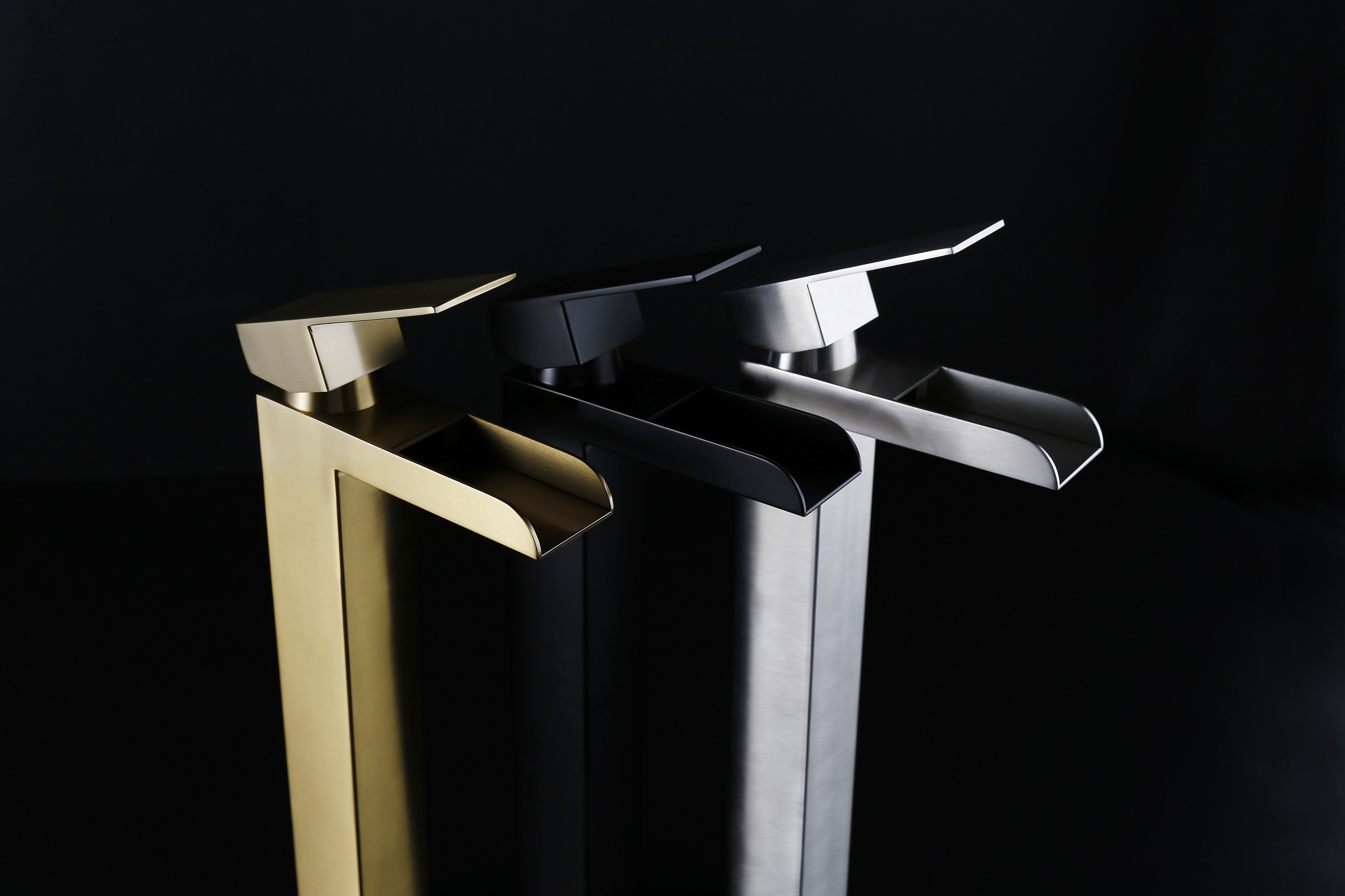 grifo de ba&ntilde;o montado en la pared